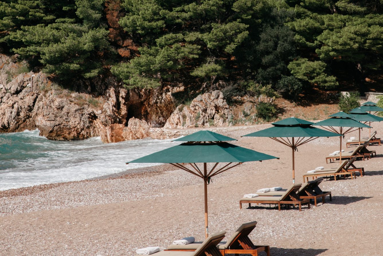 Queen's Beach, the resort's private cove below the Miloćer park