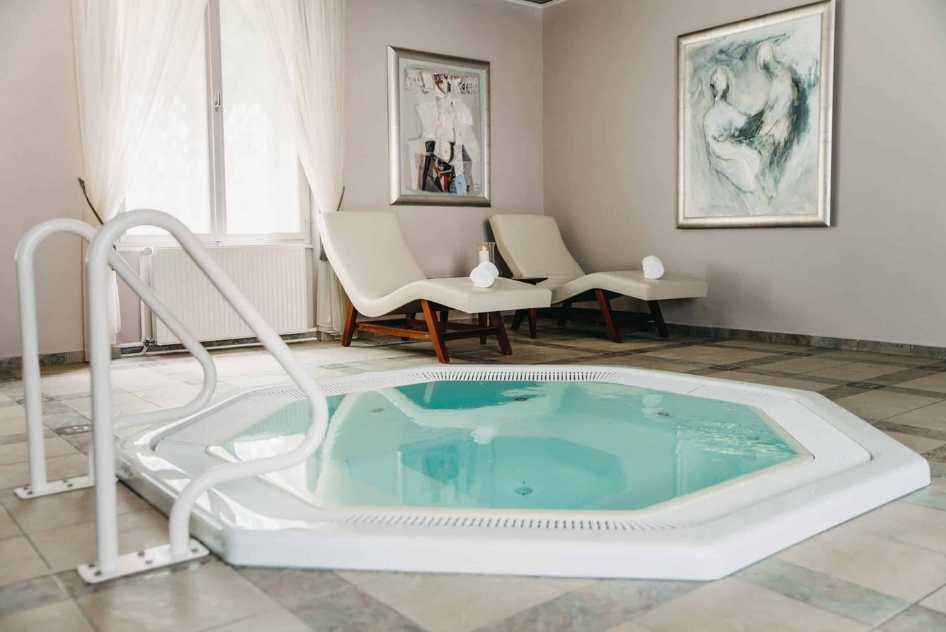 The whirlpool room in Vila Bled's wellness area